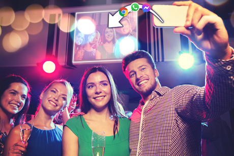 Partygäste teilen live ihre Fotos auf einer Leinwand mit SelfieShow